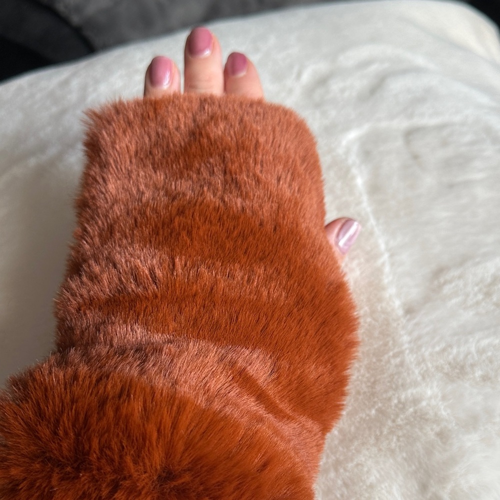 LOFT Faux Fur mittens in Warm Brown - Picture 3 of 5